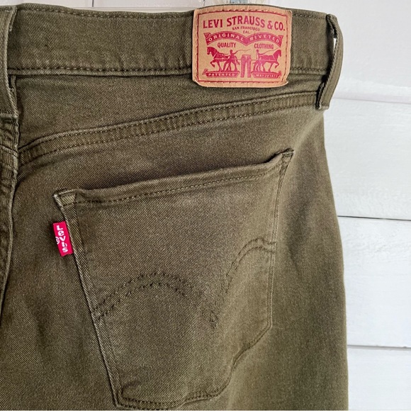 Levi's Women's Classic Straight Jeans Dark Olive Twill Size 16 Regular - Picture 7 of 8